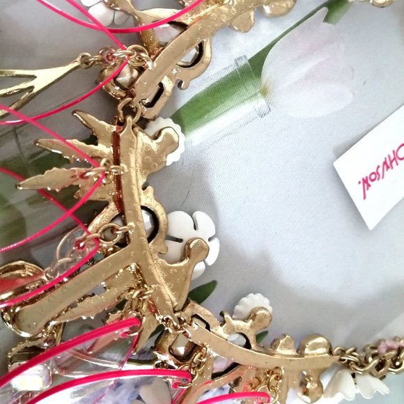 BETSEY JOHN Buzz Off Lucite Frontal Necklace - Picture 12 of 12